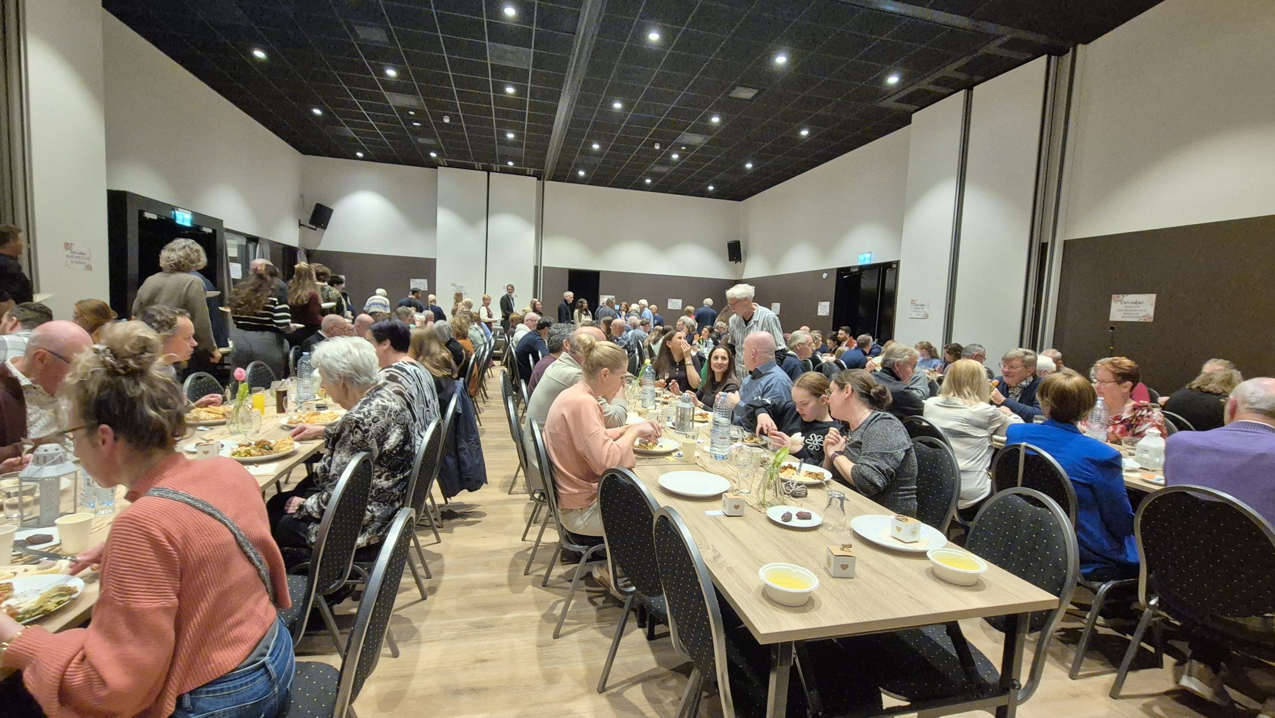 ??Iftar in Wessem brengt culturen bij elkaar: ‘We willen met deze maaltijden iets terugdoen’