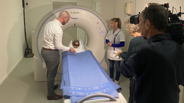 ▶️ Koning Zwentibold krijgt na 1100 jaar een gezicht: schedel van Susterse heilige in scan