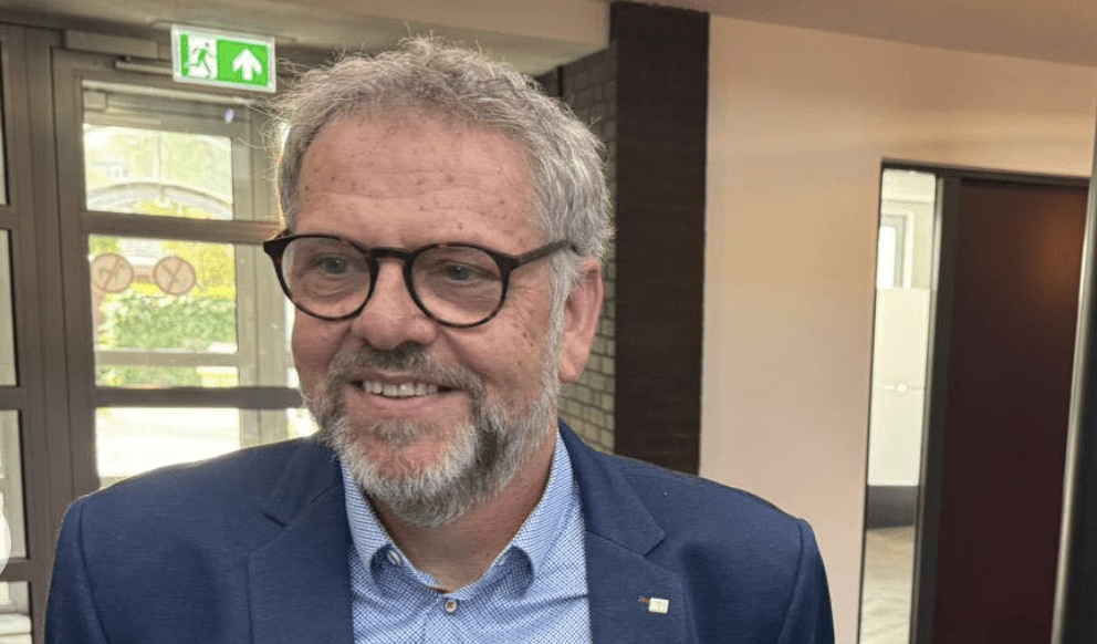 Henk Hover krijgt zilveren erepenning Echt-Susteren