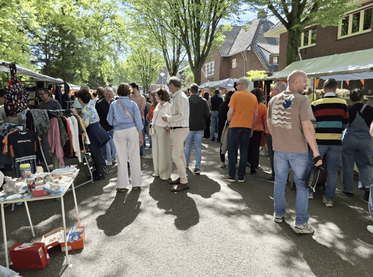 ▶️Snuffelen tussen volop spullen op Koningsmarkt Kapel in ’t Zand
