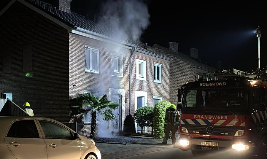 Brand aan voorgevel woning in Swalmen: mogelijk aangestoken
