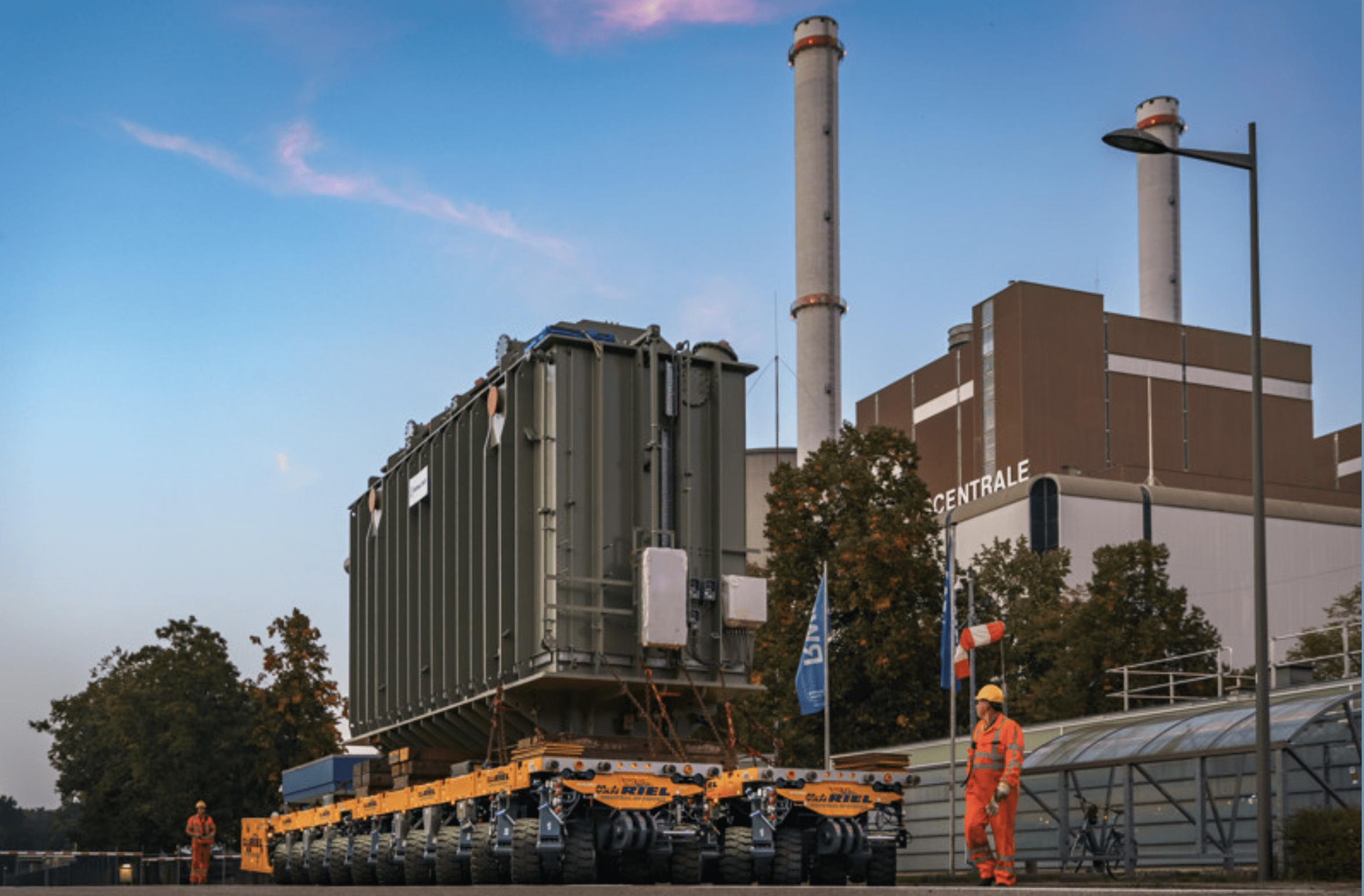 Megatransport enorme transformator door Brachterbeek