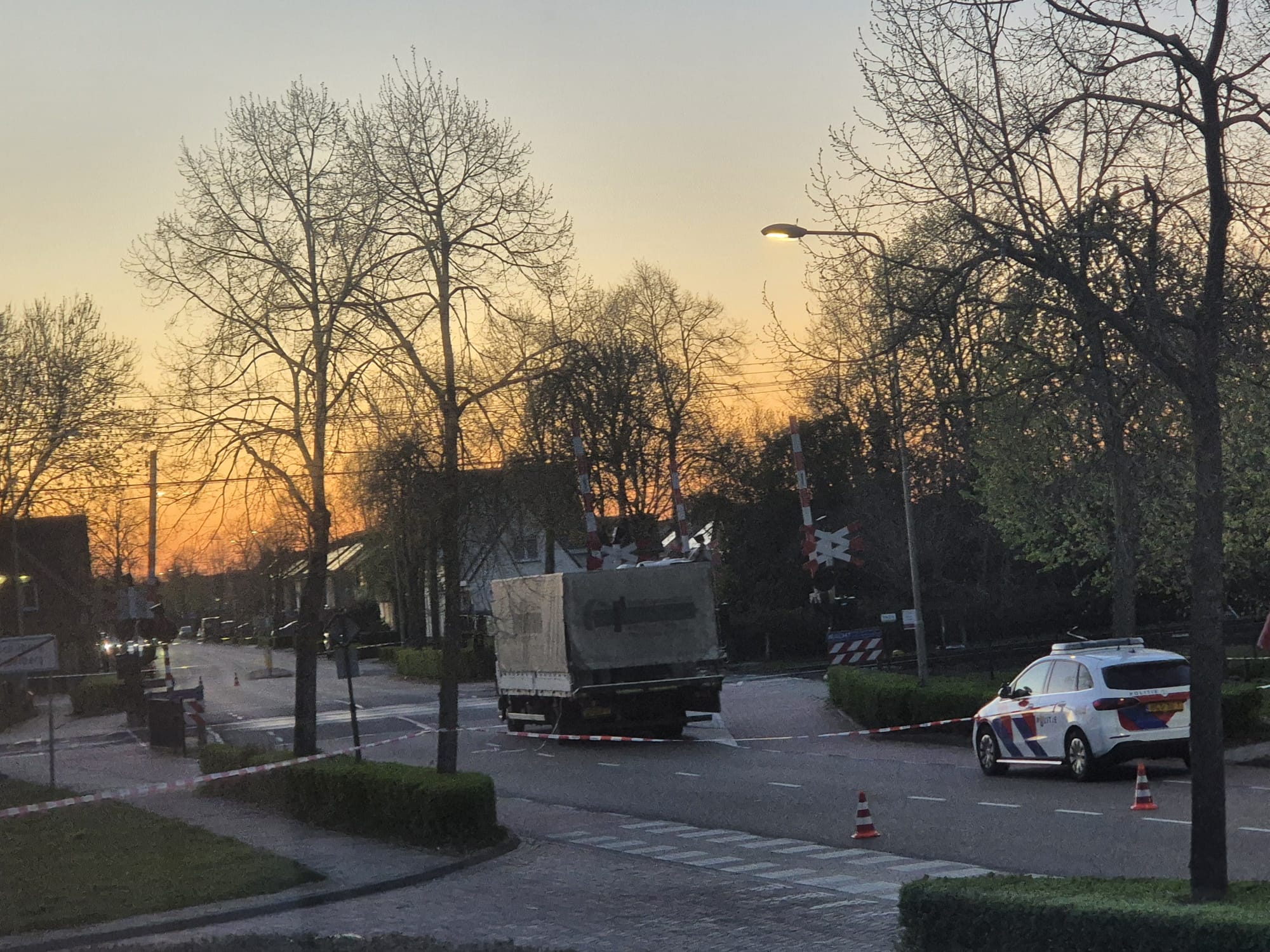 Vrachtwagen met vaten gedumpt midden op drukke weg in Echt