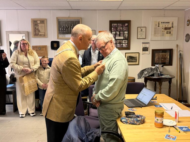 Burgemeester reikt tien koninklijke onderscheidingen uit in Echt-Susteren