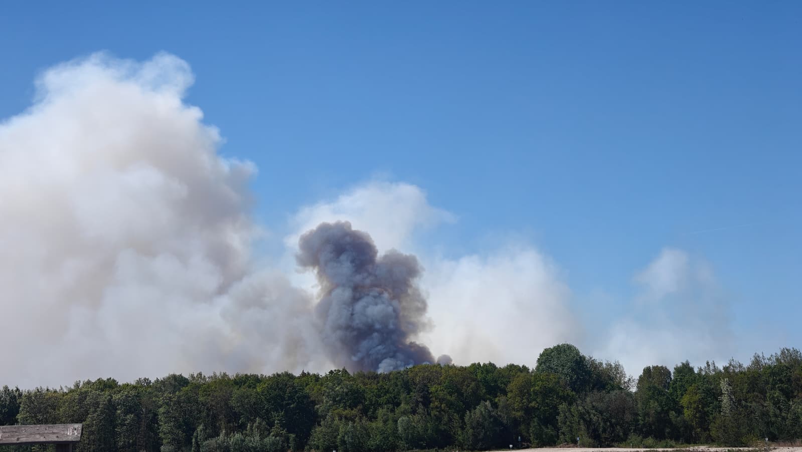 LIVE: Zeer grote natuurbrand bij Weert • NL-Alert voor Budel