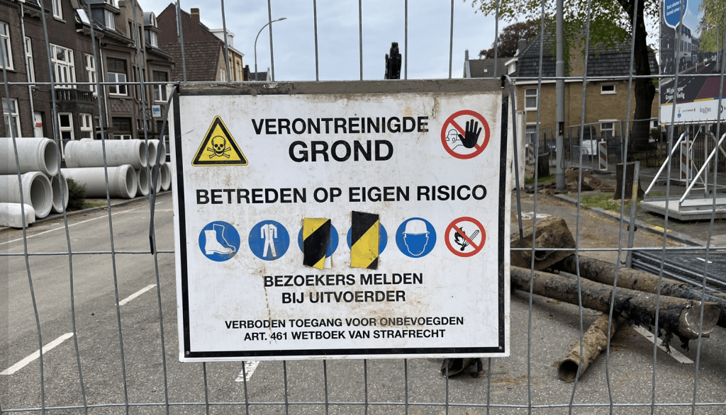 Aannemer begint met aanpak cyanidevervuiling Minderbroedersingel Roermond