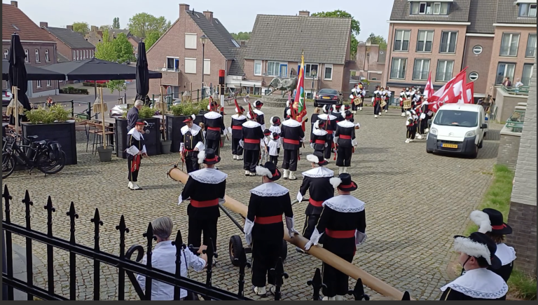 Bussen-Schutte zetten meiboom op in Neer