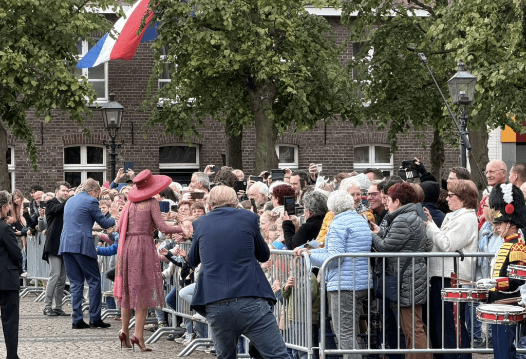 Koninklijk paar schudt handen in Wessem