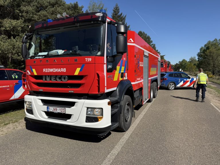 Brand bij Weert: kleine vuurhaarden kunnen oplaaien, Franse en Duitse brandweer komen helpen