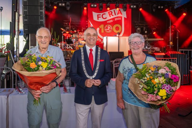 Lintje voor FC RIA-vrijwilligers Ria (76) en Jan (82) tijdens eeuwfeest