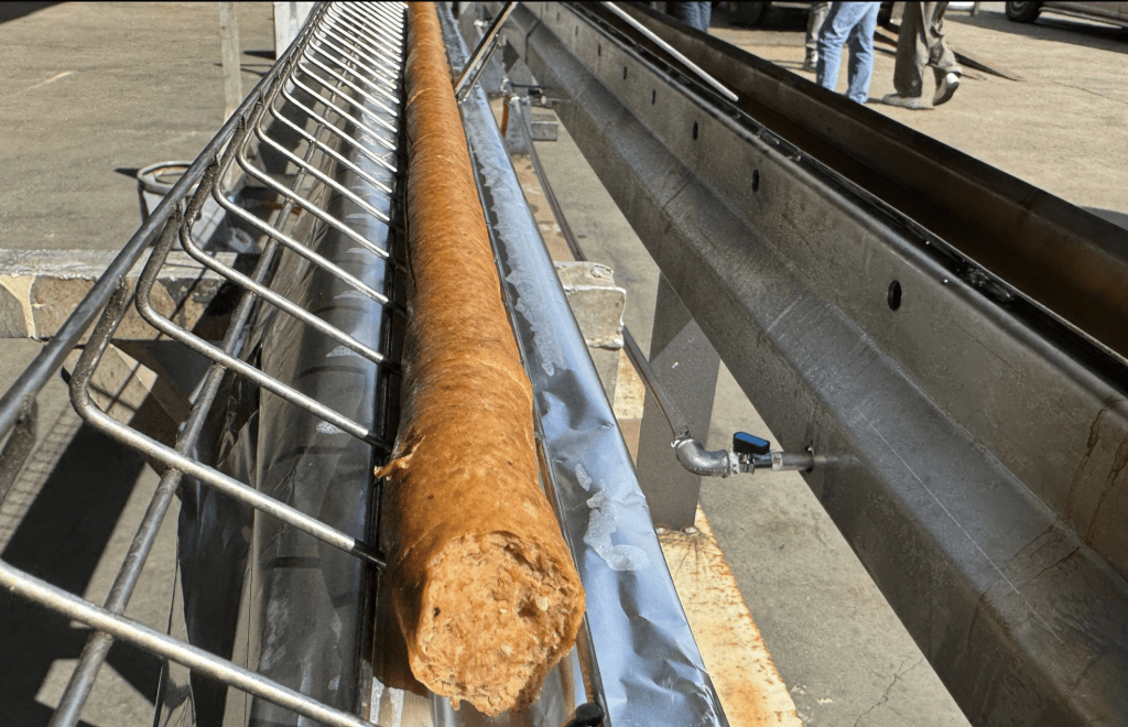 Frikandel net zo groot als binnenvaartschip gebakken in Maasbracht