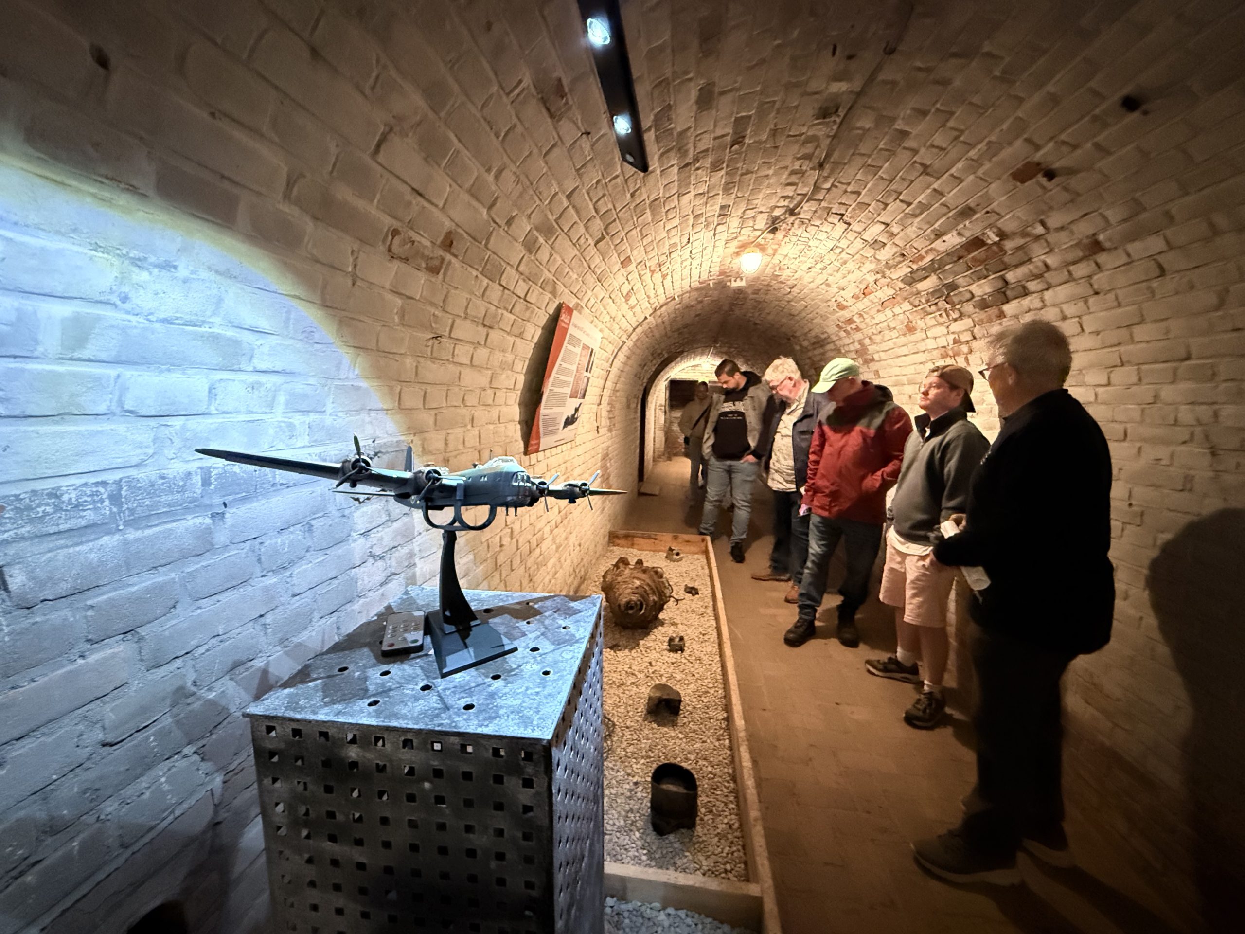 Gesprekken over vrijheid en oorlog bij historische Luftschutzkeller in Echt