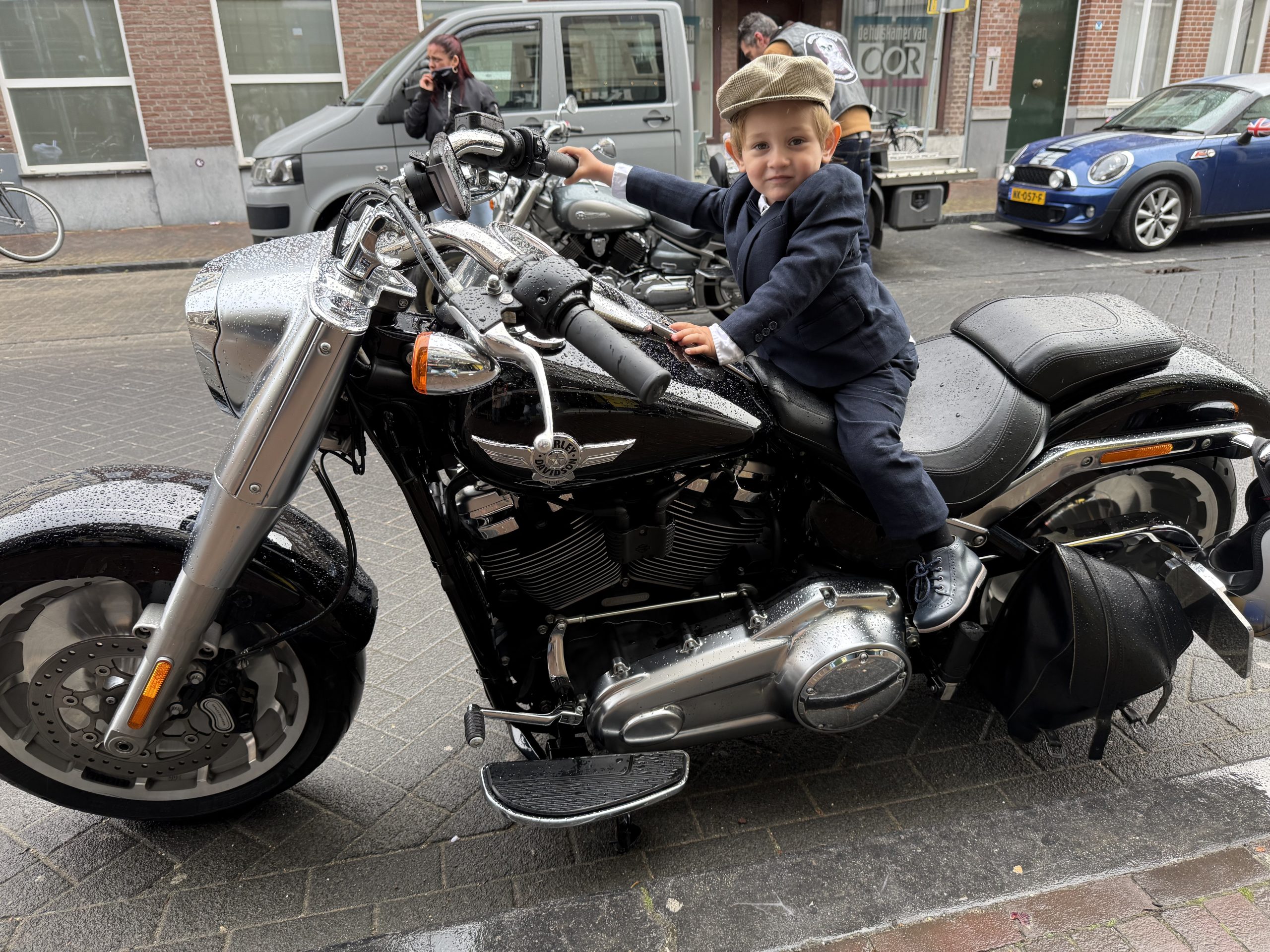 Ruim honderd klassieke & vintage motoren ronkten door Midden-Limburg