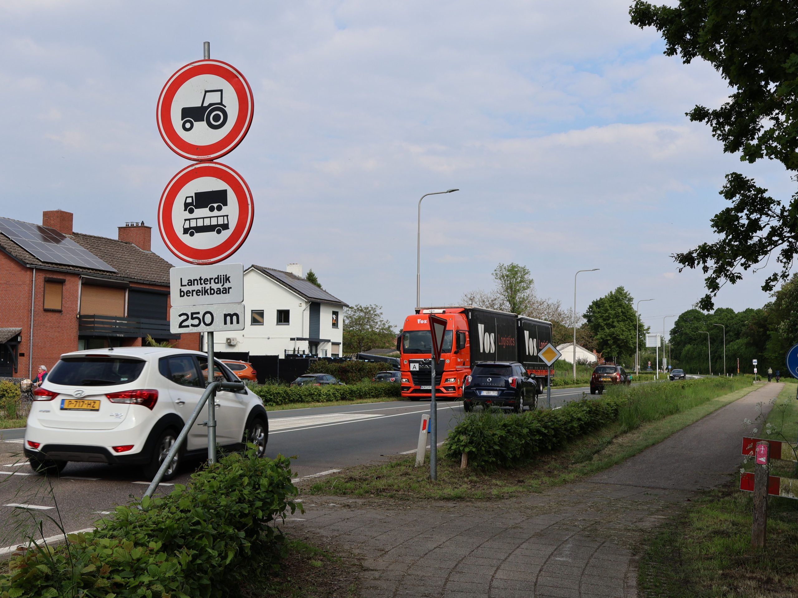 Politie dreigt met afsluiten brug Julianakanaal