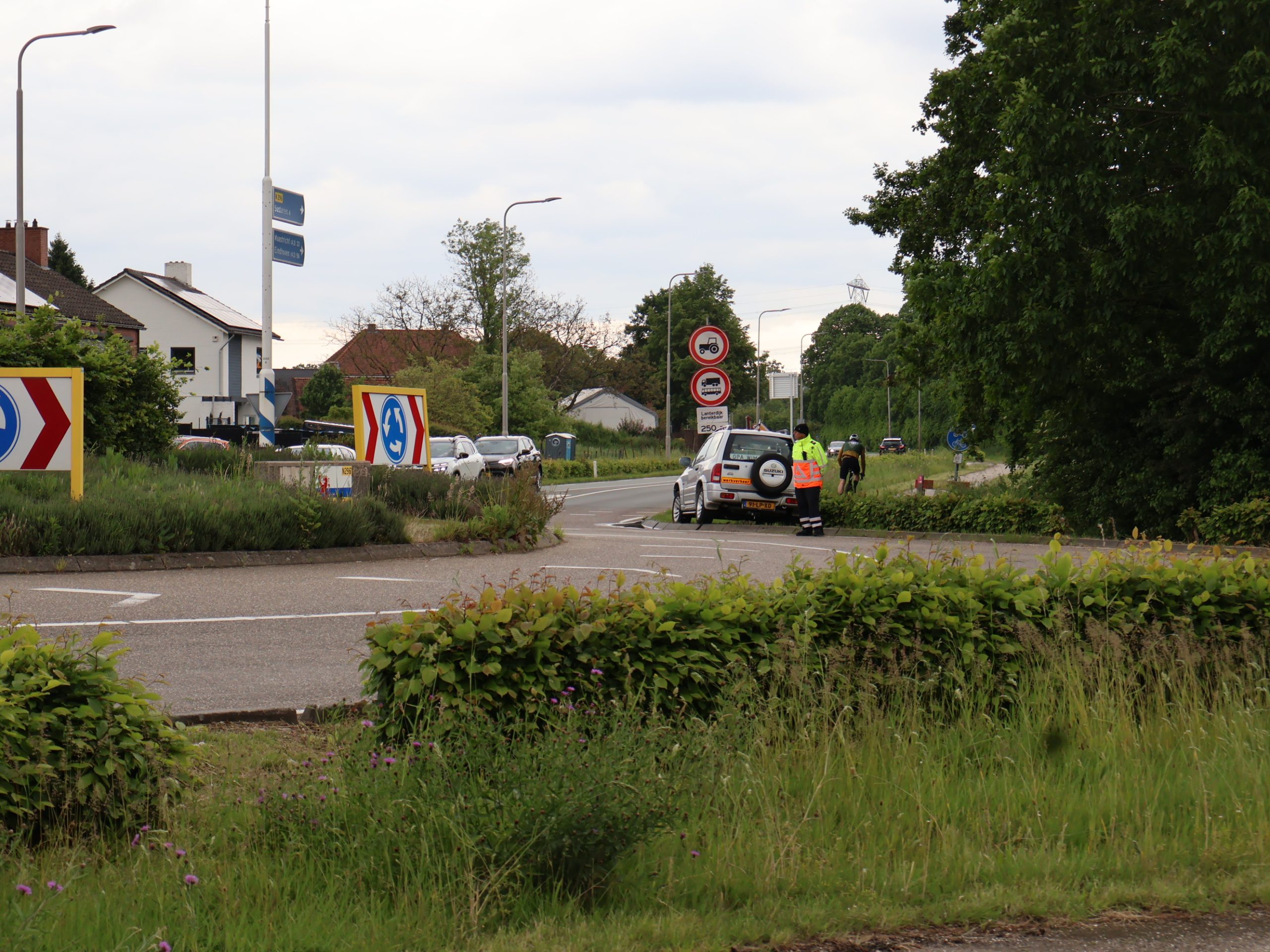 Provincie wil snel af van ‘dure’ verkeersregelaars bij brug Roosteren, kost ton per maand