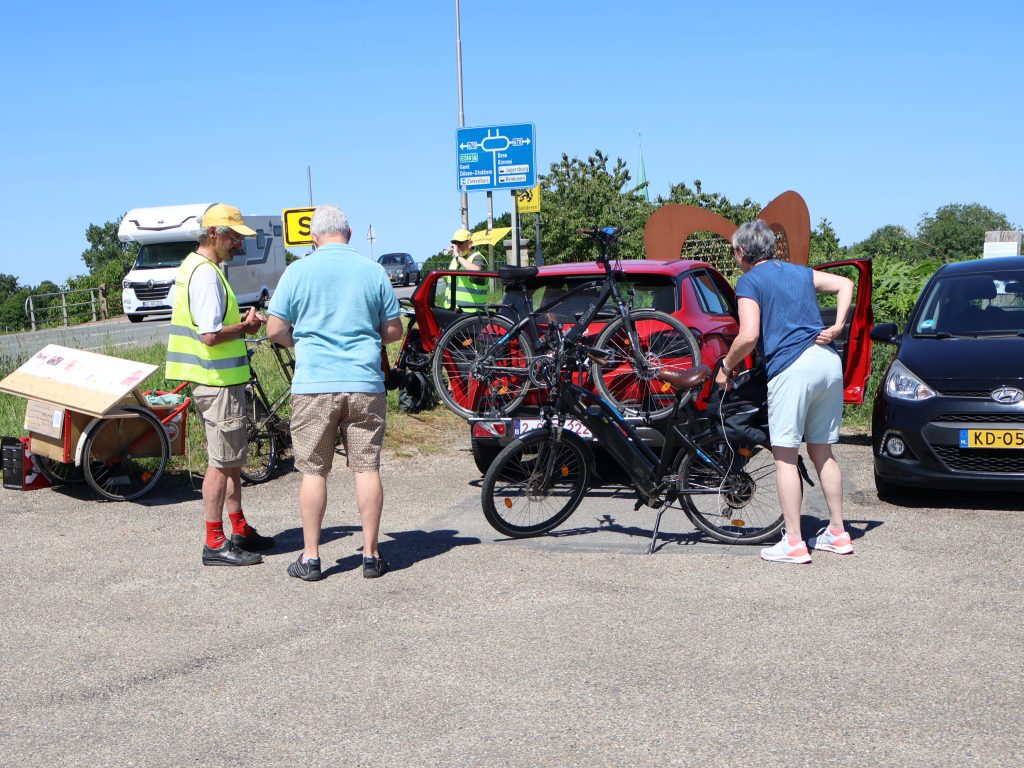 Handtekeningenactie bij Pater Sangersbrug/ Maasbrug Maaseik