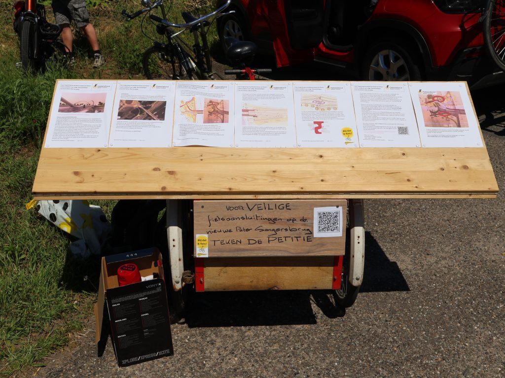 Handtekeningenactie bij Pater Sangersbrug/Maasbrug Maaseik