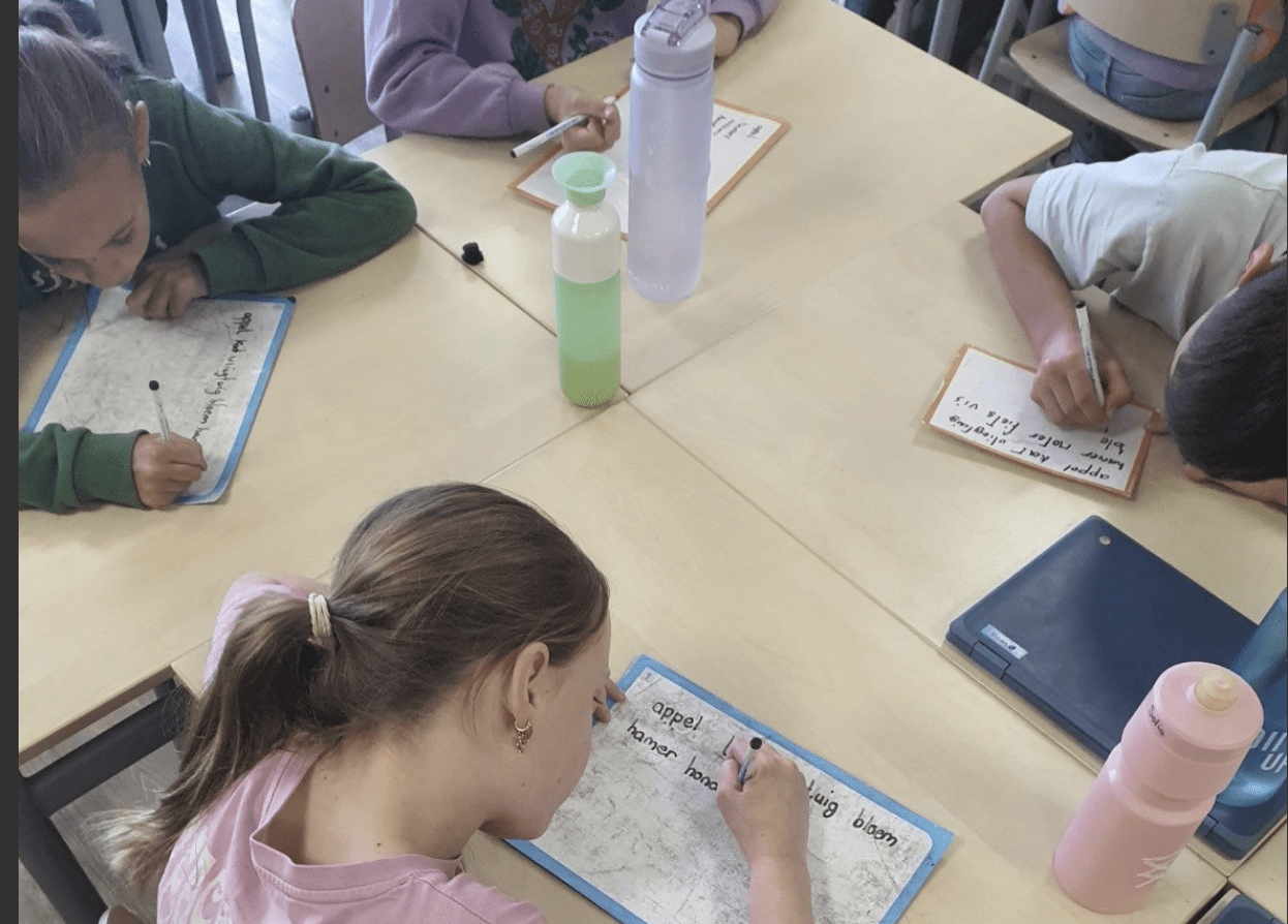 Leerlingen basisschool de Zjwiek in Roggel krijgen les over dementie