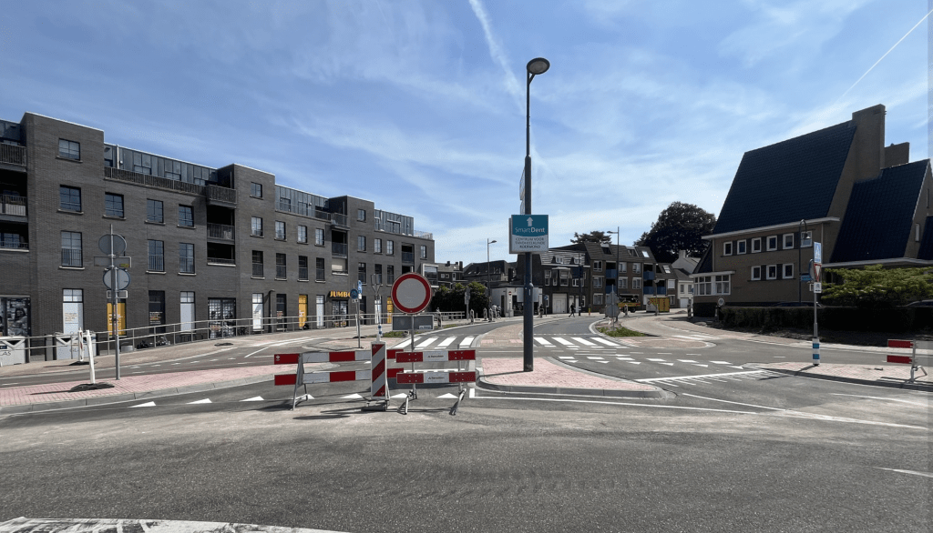 Rotonde bij Brugman in Roermond weer makkelijk over te steken