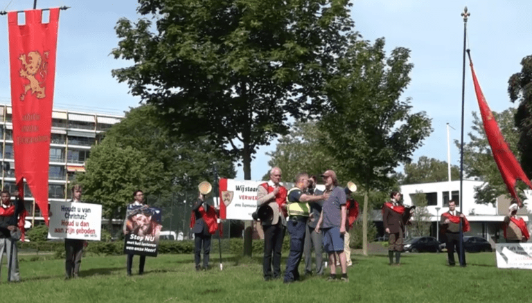 ▶️ Opnieuw protest bij roze viering in Roermond