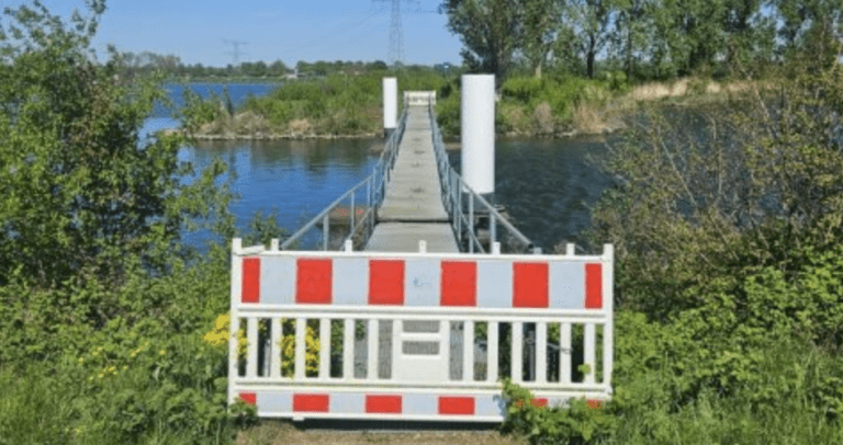 Vlonderbrug aan Molengreend in Maasbracht afgesloten