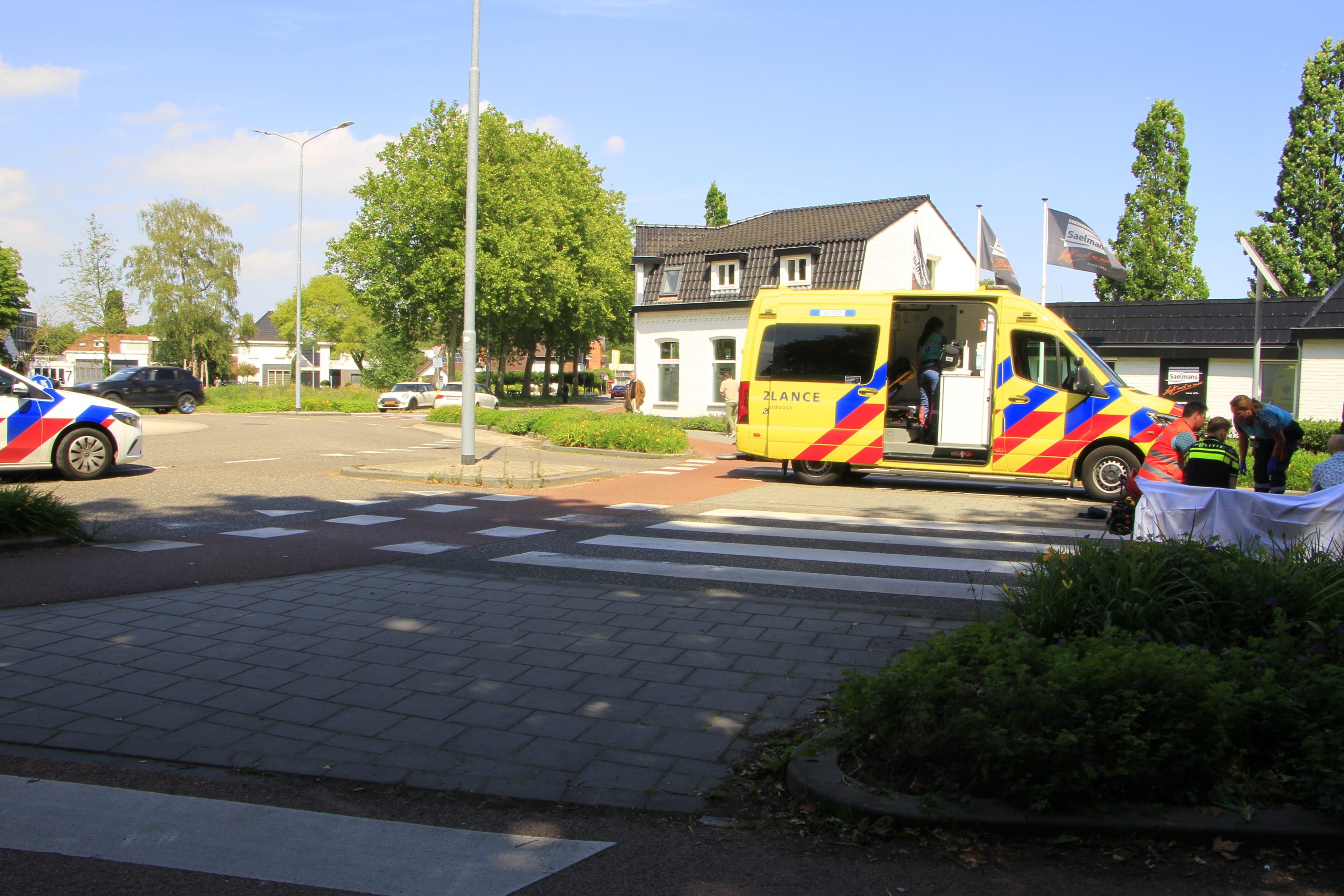 Auto schept fiets in Weert, ernstig gewonde vrouw naar ziekenhuis