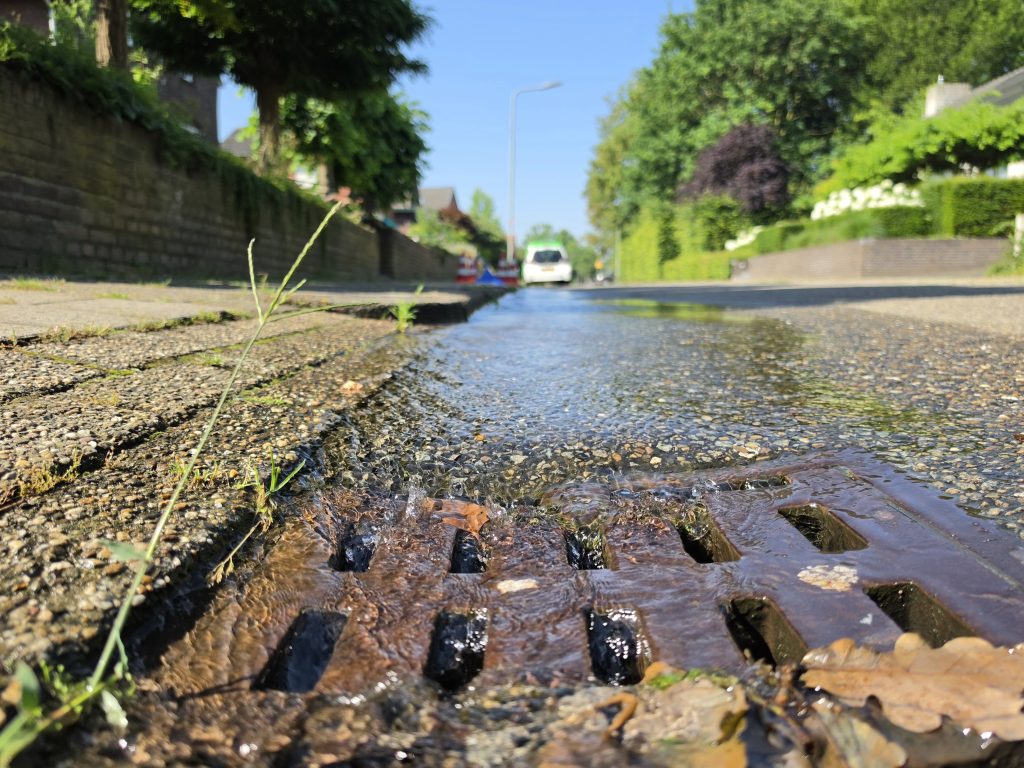 Drinkwater stroomt al dagen weg in Herten, werkzaamheden uitgesteld vanwege hitte