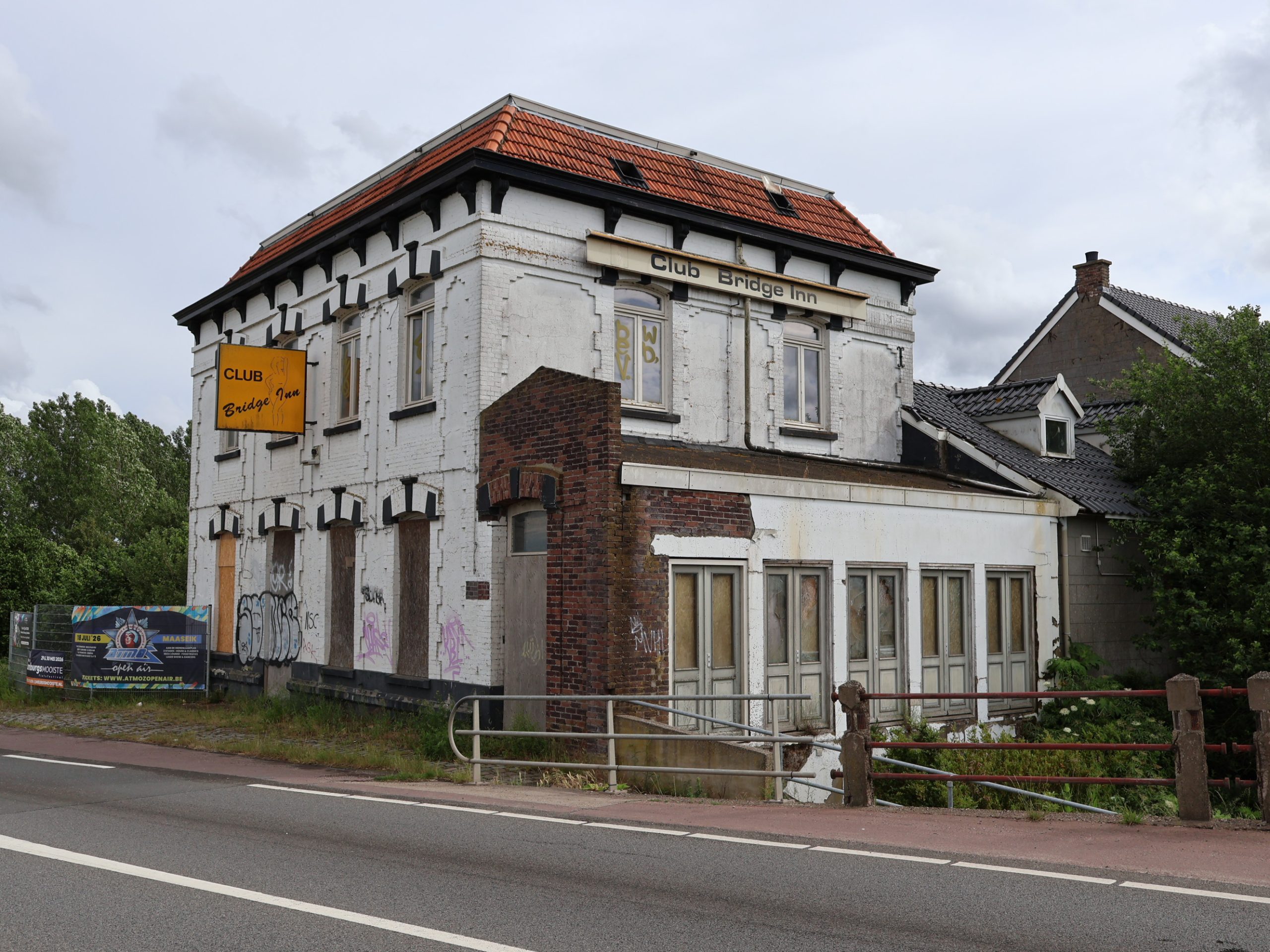 Vervallen seksclub bij brug Roosteren-Maaseik krijgt mogelijk nieuwe invulling
