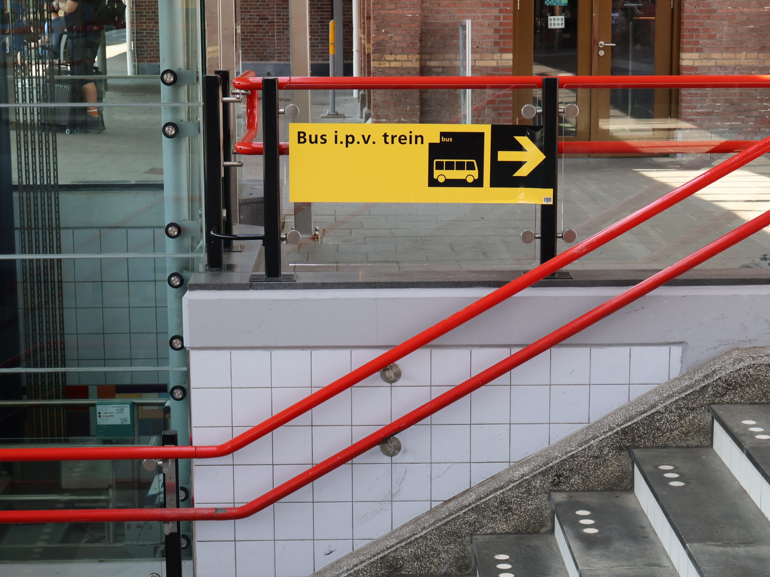 Dubbele weg- en spoorafsluiting Roermond levert beperkte overlast op