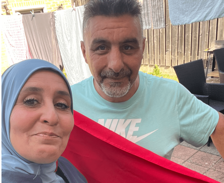 Limburgse Nathalie en Marokkaanse Abdela kijken samen naar WK-wedstrijd