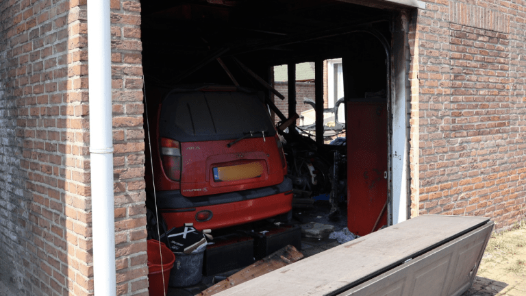 Onkruidbranden in Susteren gaat mis: garage in brand, een lichtgewonde