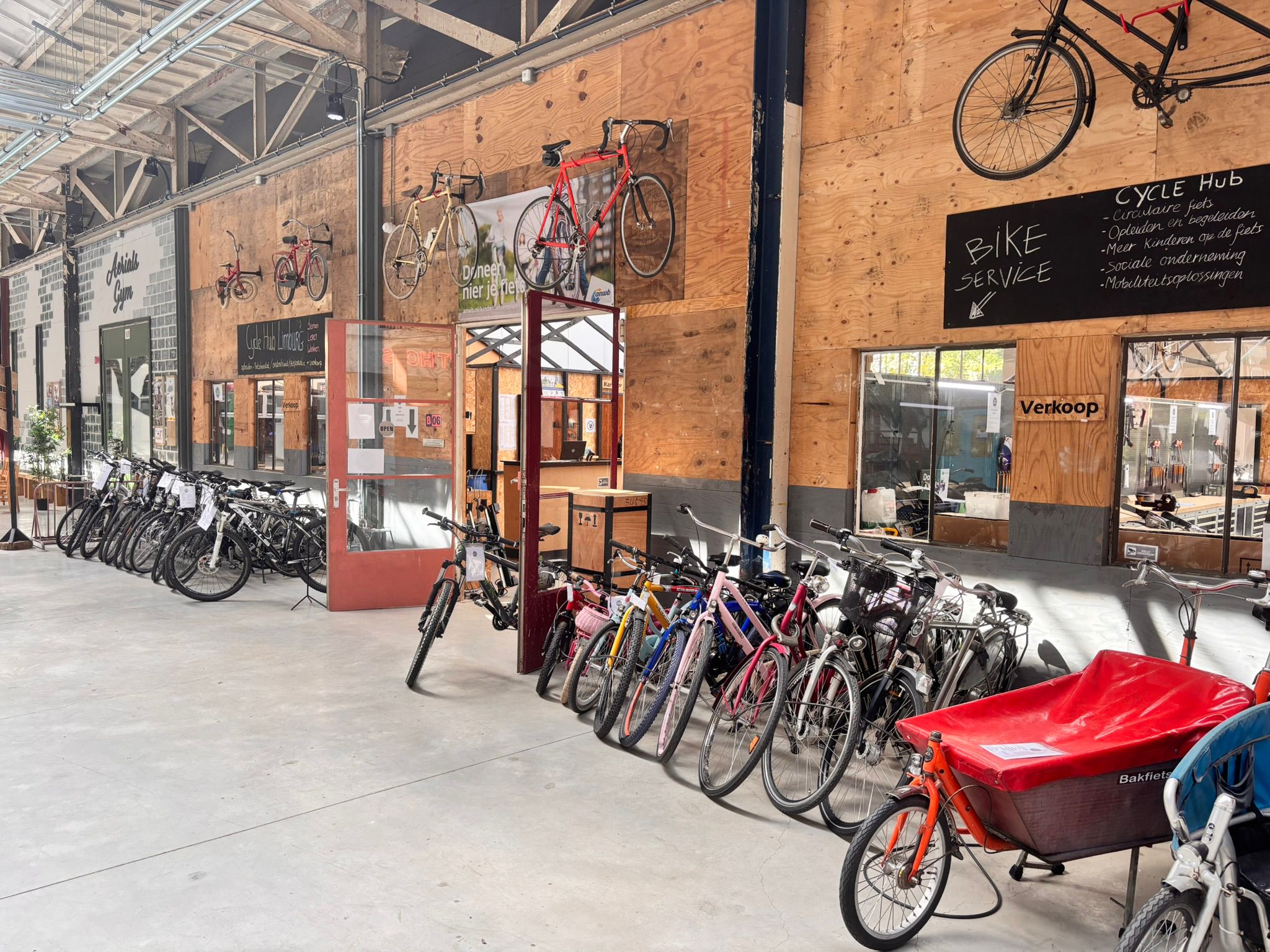 Nieuwe opleiding tot fietstechnicus start in Roermond: ‘Van hobby je beroep maken’