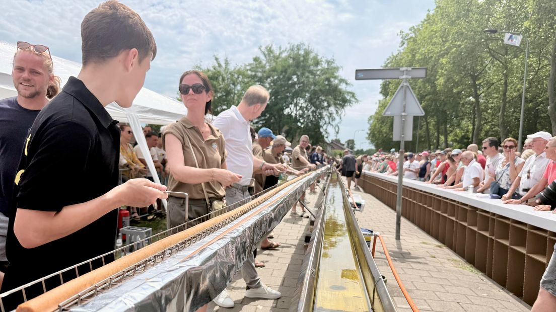 Maasbracht flikt het: wereldrecord langste frikandel officieel verbroken