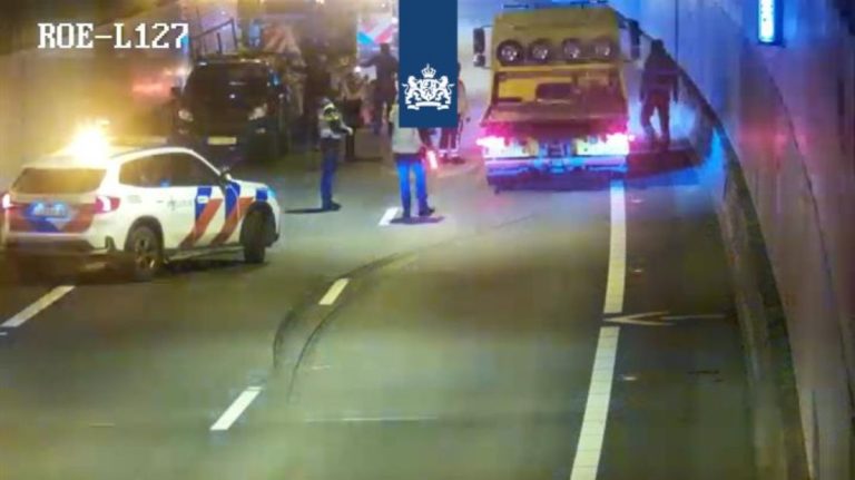 Auto met aanhanger over de kop geslagen, Roertunnel A73 dicht
