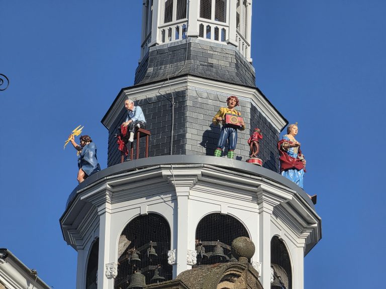 Carillonbeelden op Roermonds stadhuis terug na opknapbeurt