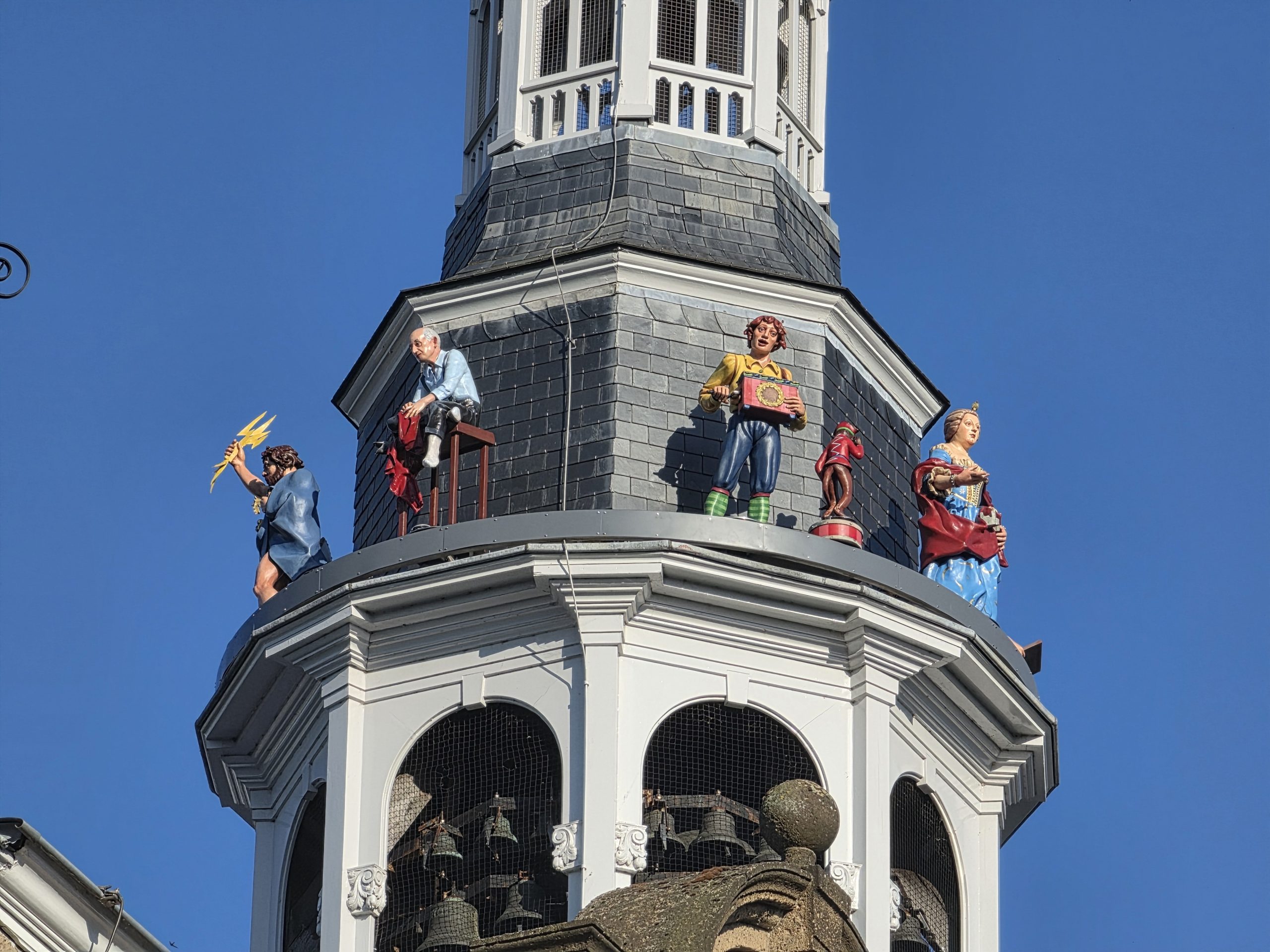 Carillonbeelden op Roermonds stadhuis terug na opknapbeurt