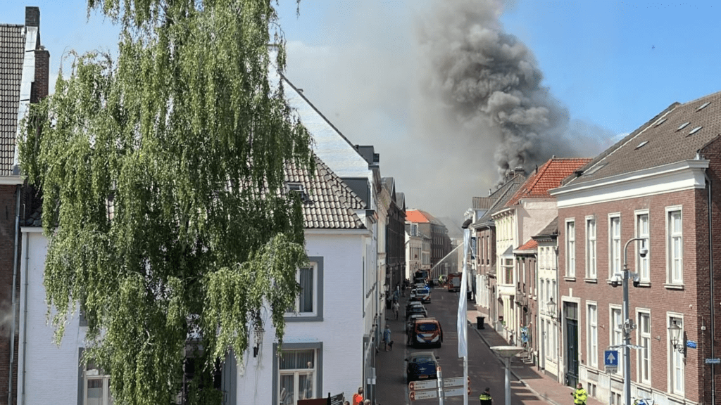 Woningbrand in centrum Roermond, rook trekt over binnenstad