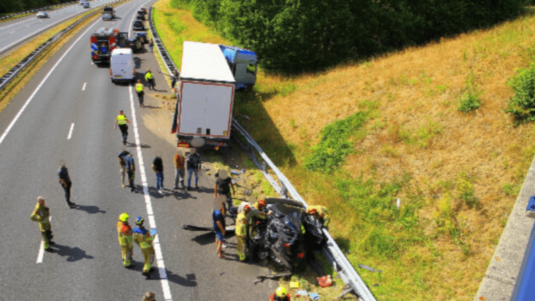 Auto en vrachtwagen botsen op A2 bij Weert: traumahelikopter landt op snelweg