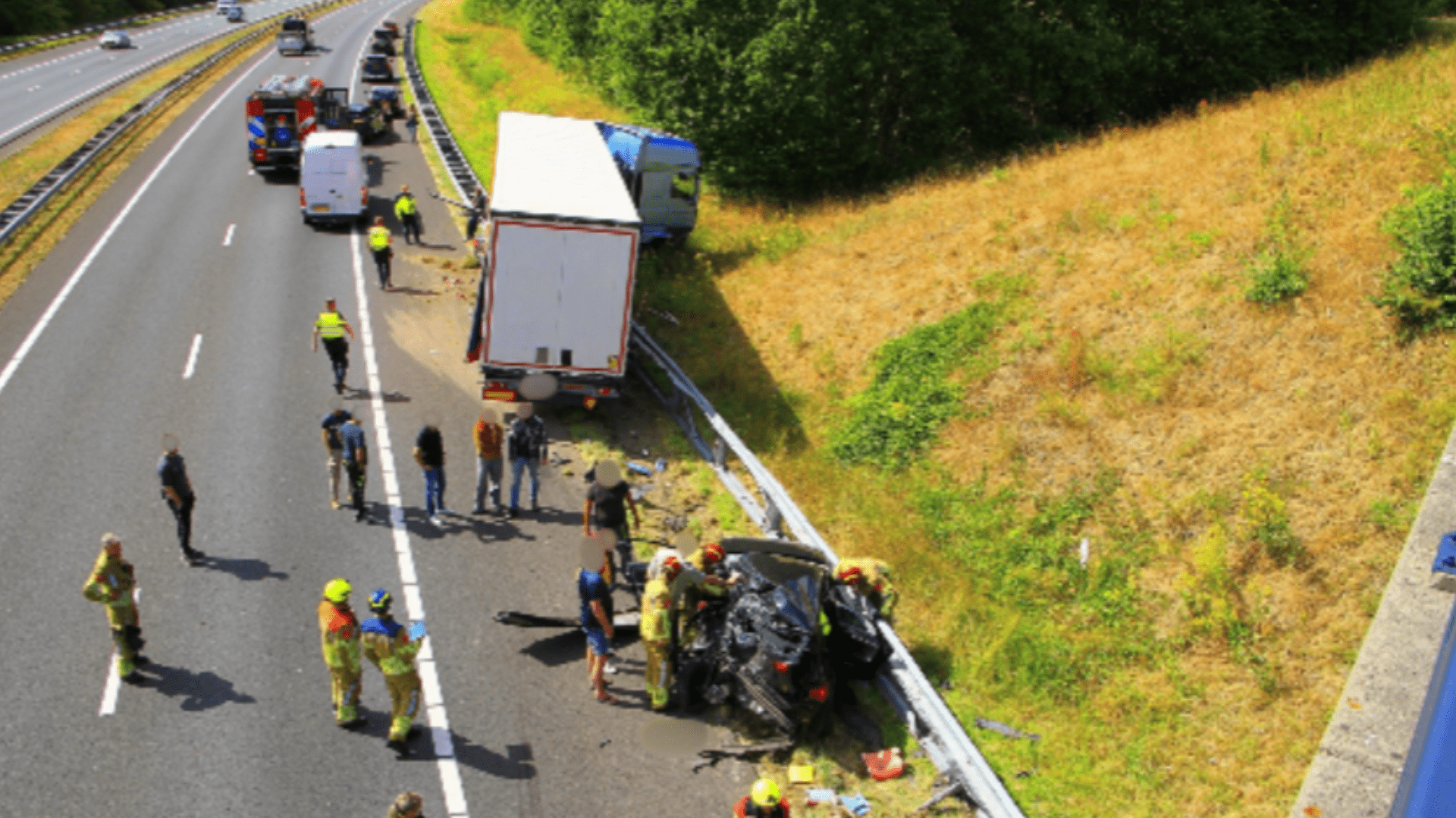 Auto en vrachtwagen botsen op A2 bij Weert: traumahelikopter landt op snelweg