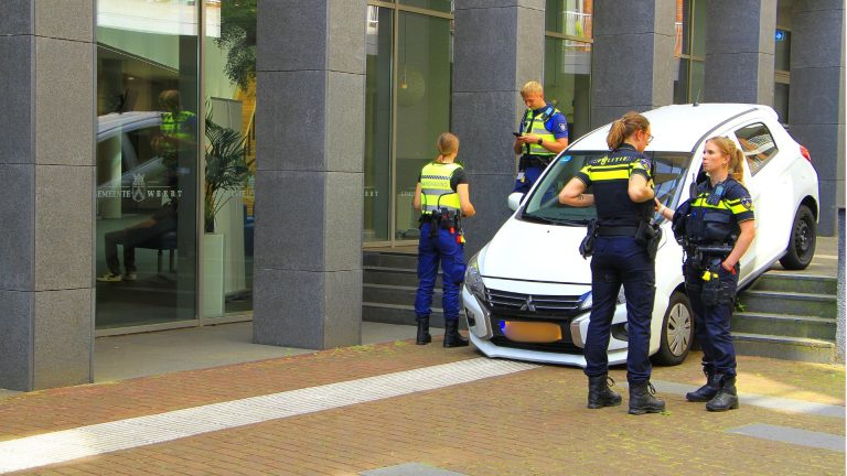 Vrouw rijdt auto van trap naast gemeentehuis Weert