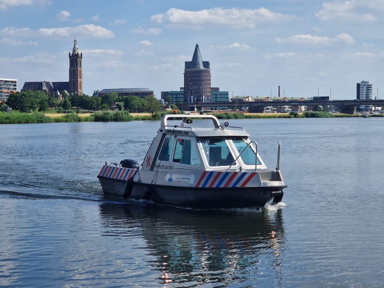 Nieuwe handhavingsboot gemeente Roermond ingezet bij grote controle op Maasplassen