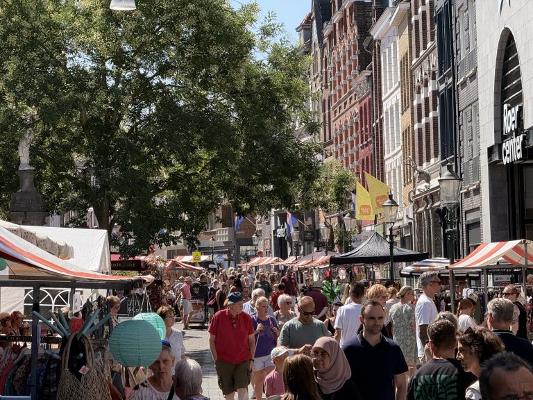 Hitteplanning: Koopjesjagers komen vroeger naar de Sjoemelmert