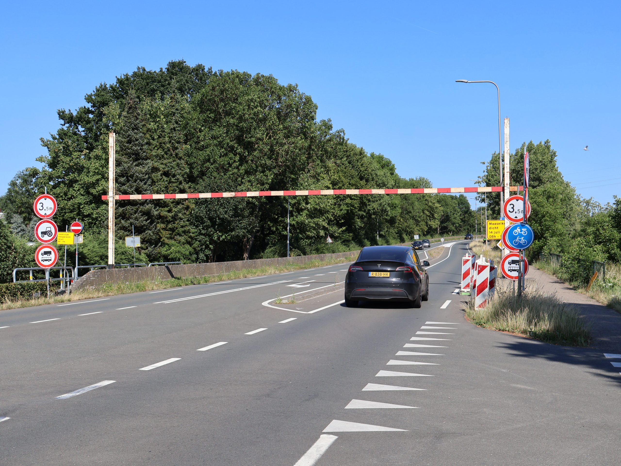 Provincie past hoogteportalen bij bruggen Roosteren en Kelpen aan