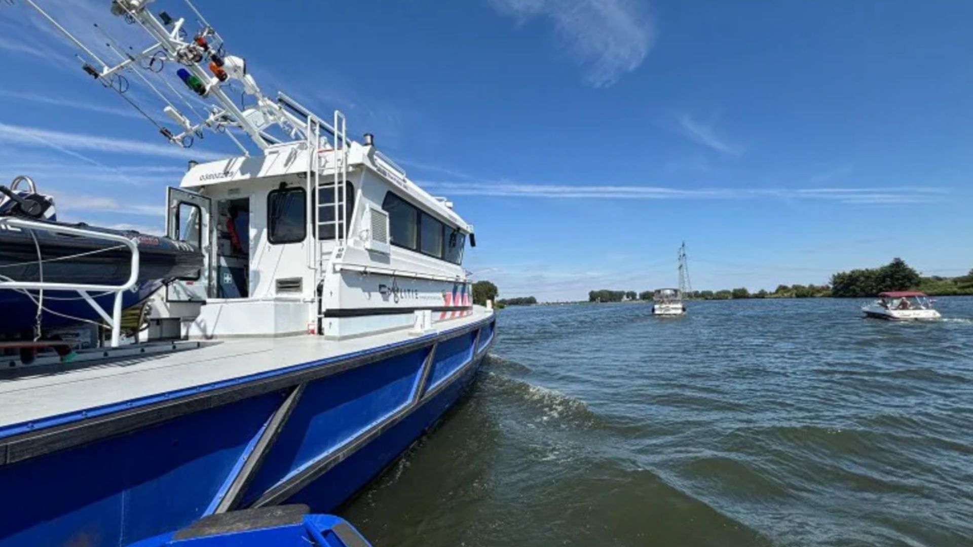 Nieuwe handhavingsboot gemeente Roermond gebruikt bij grote controle op Maasplassen