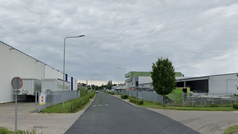 Fietser (17) gewond na botsing met auto op bedrijventerrein in Echt