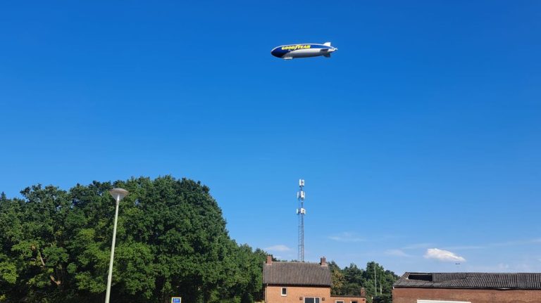 Zeppelin trekt bekijks boven Midden-Limburg, mag zo’n luchtschip hier zomaar vliegen?