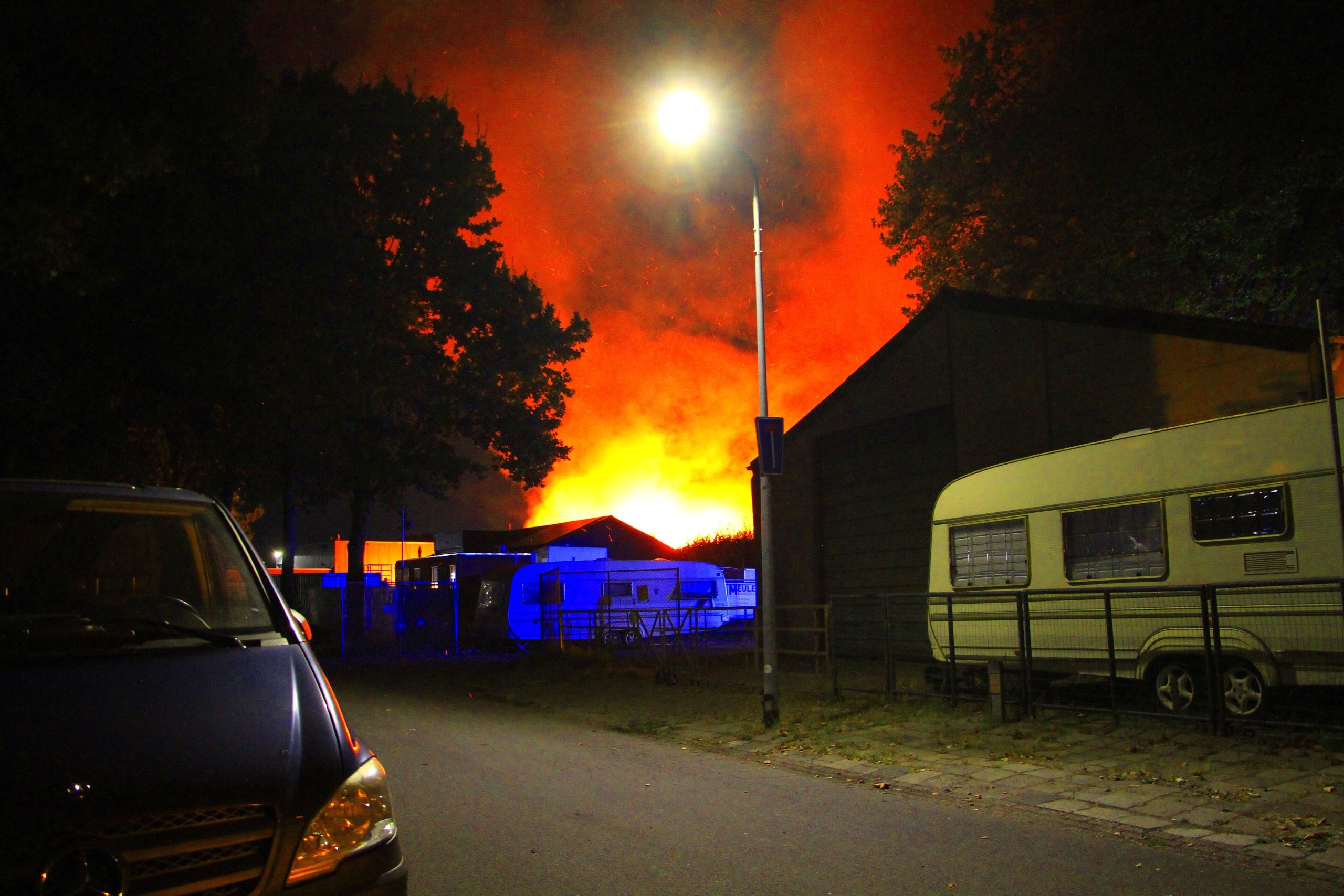 Grote brand in schuur op bedrijventerrein in Weert