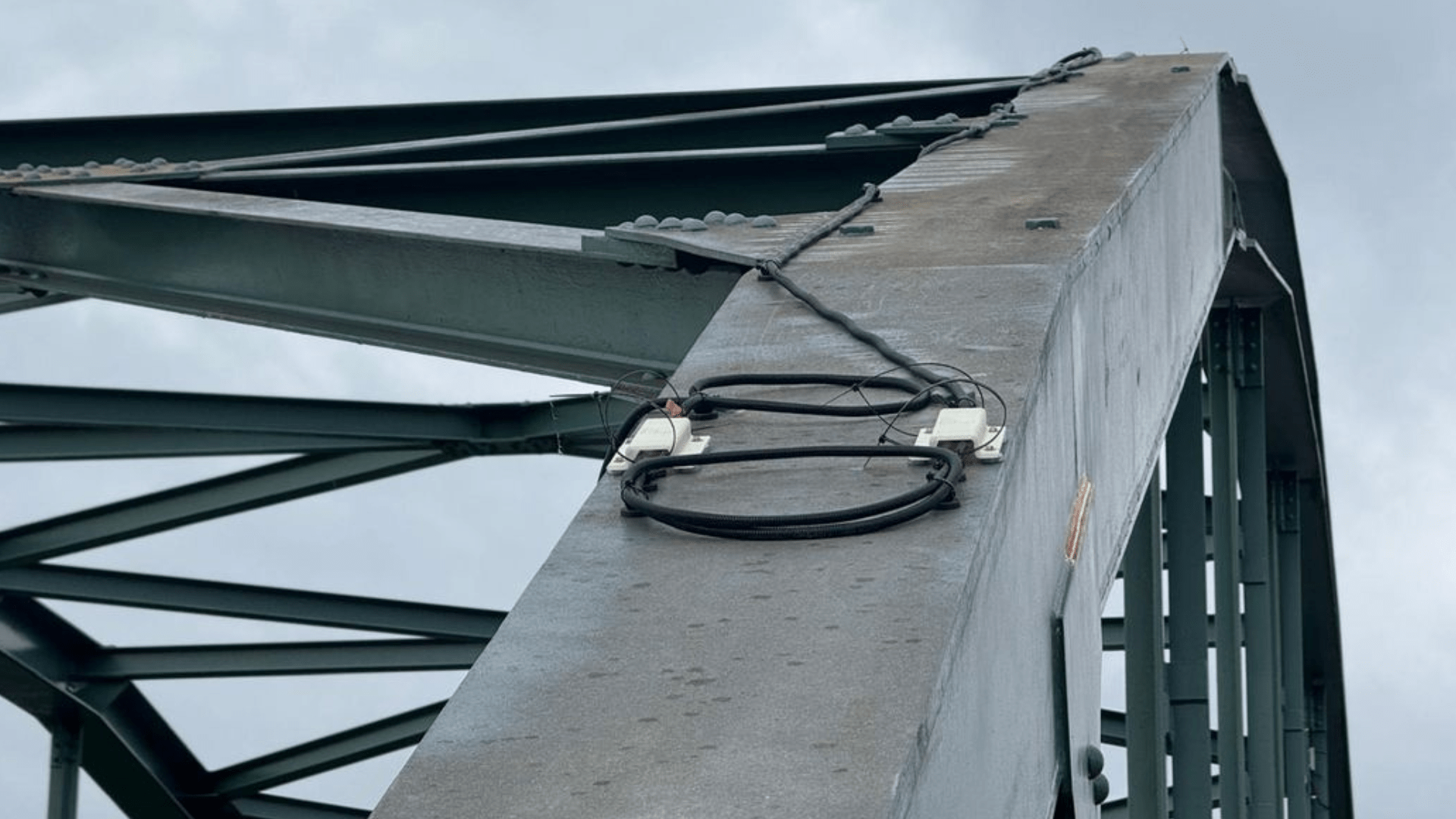 Borden en hoogteportalen helpen niet: opnieuw raak bij brug Roosteren