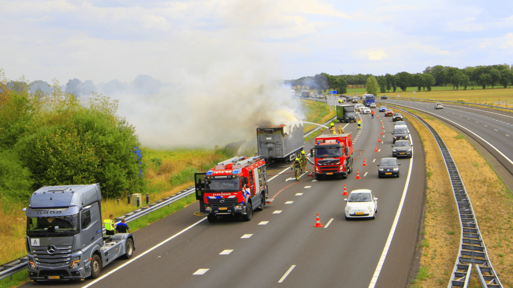 A2 bij Weert afgesloten vanwege vrachtwagenbrand