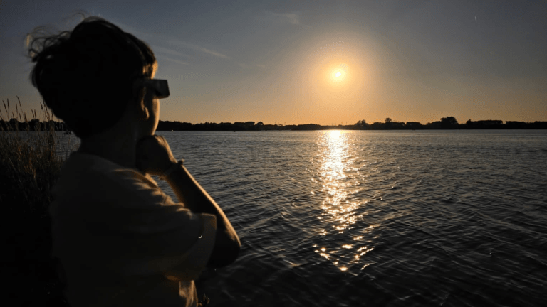 In beeld: gedeeltelijke zonsverduistering te zien vanuit Midden-Limburg